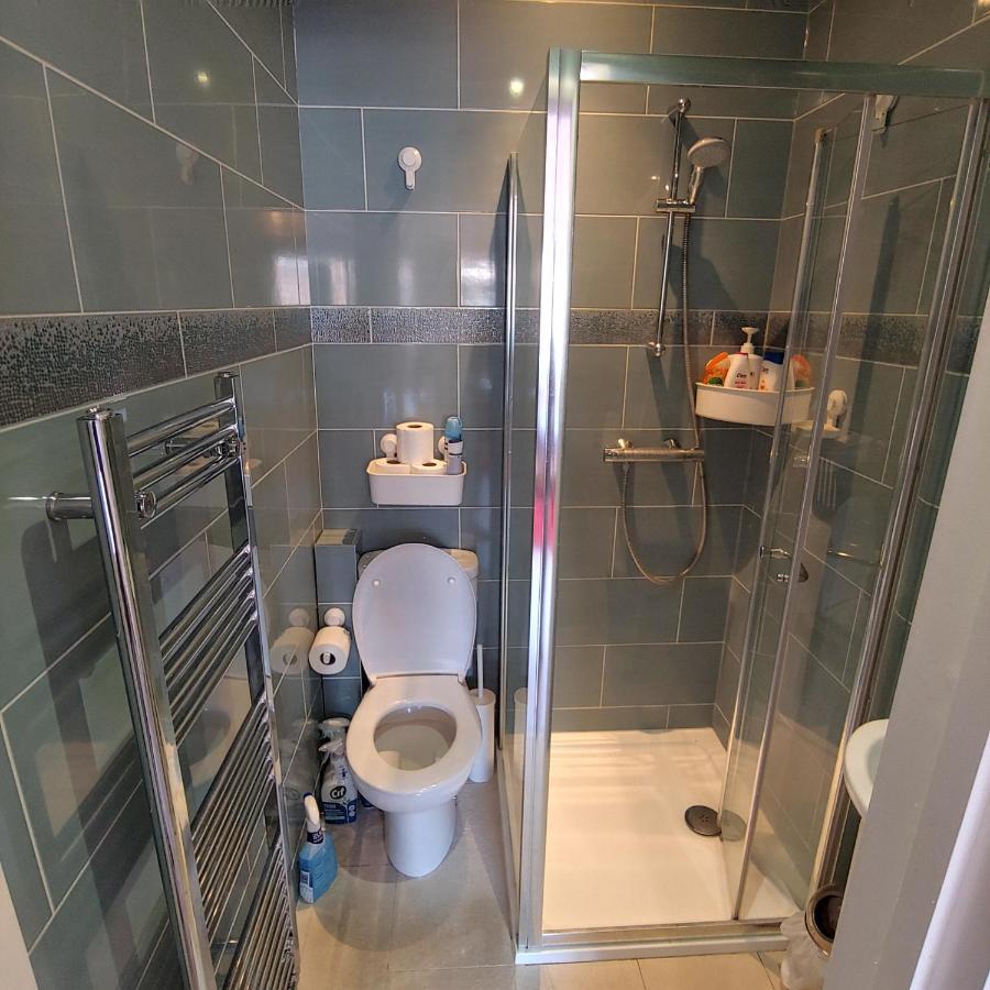 Ensuite Master Bedroom, Private Bathroom, Inside Family Home, Walking Distance To Harry Potter Watford  Exterior photo