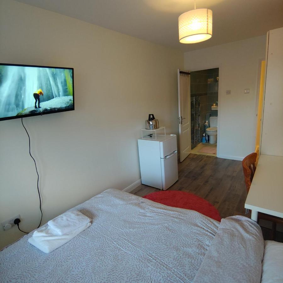 Ensuite Master Bedroom, Private Bathroom, Inside Family Home, Walking Distance To Harry Potter Watford  Exterior photo