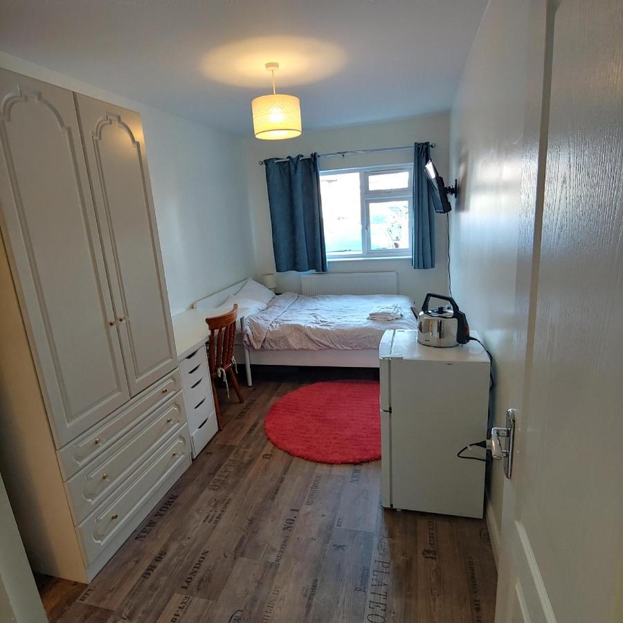 Ensuite Master Bedroom, Private Bathroom, Inside Family Home, Walking Distance To Harry Potter Watford  Exterior photo