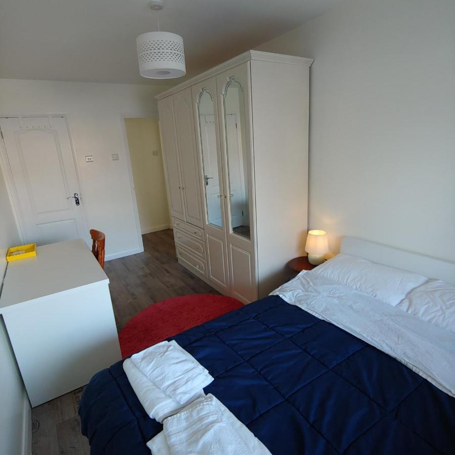 Ensuite Master Bedroom, Private Bathroom, Inside Family Home, Walking Distance To Harry Potter Watford  Exterior photo