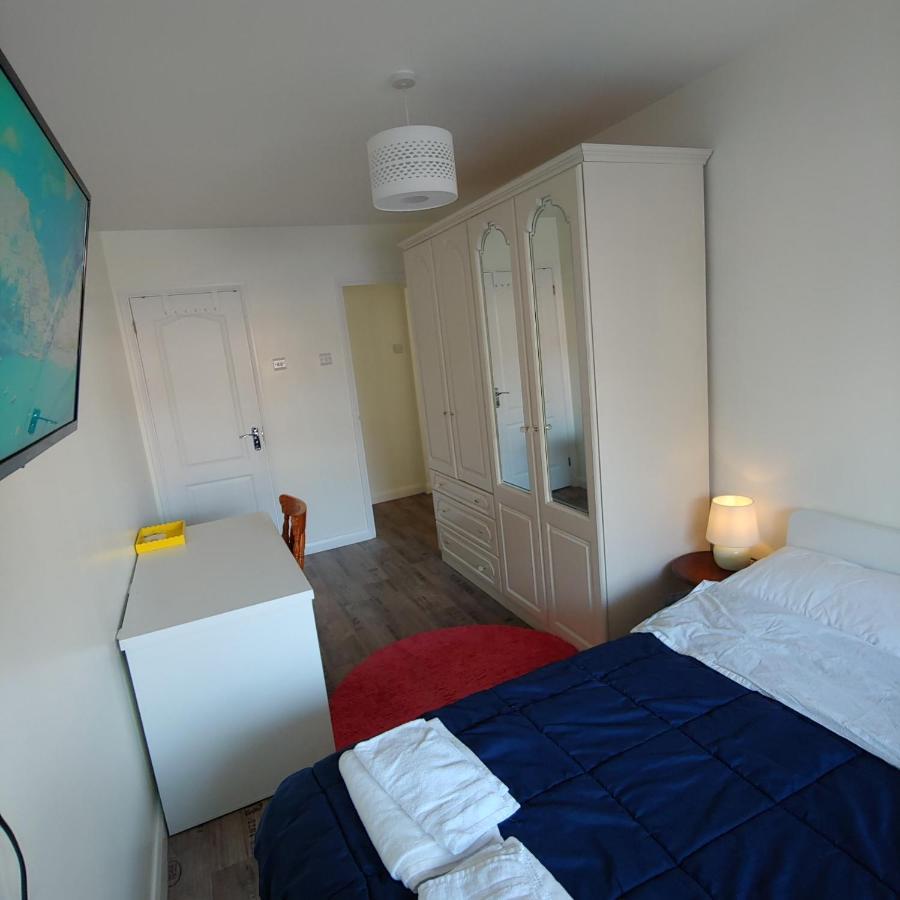 Ensuite Master Bedroom, Private Bathroom, Inside Family Home, Walking Distance To Harry Potter Watford  Exterior photo