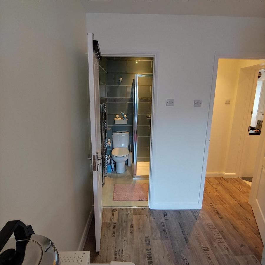 Ensuite Master Bedroom, Private Bathroom, Inside Family Home, Walking Distance To Harry Potter Watford  Exterior photo