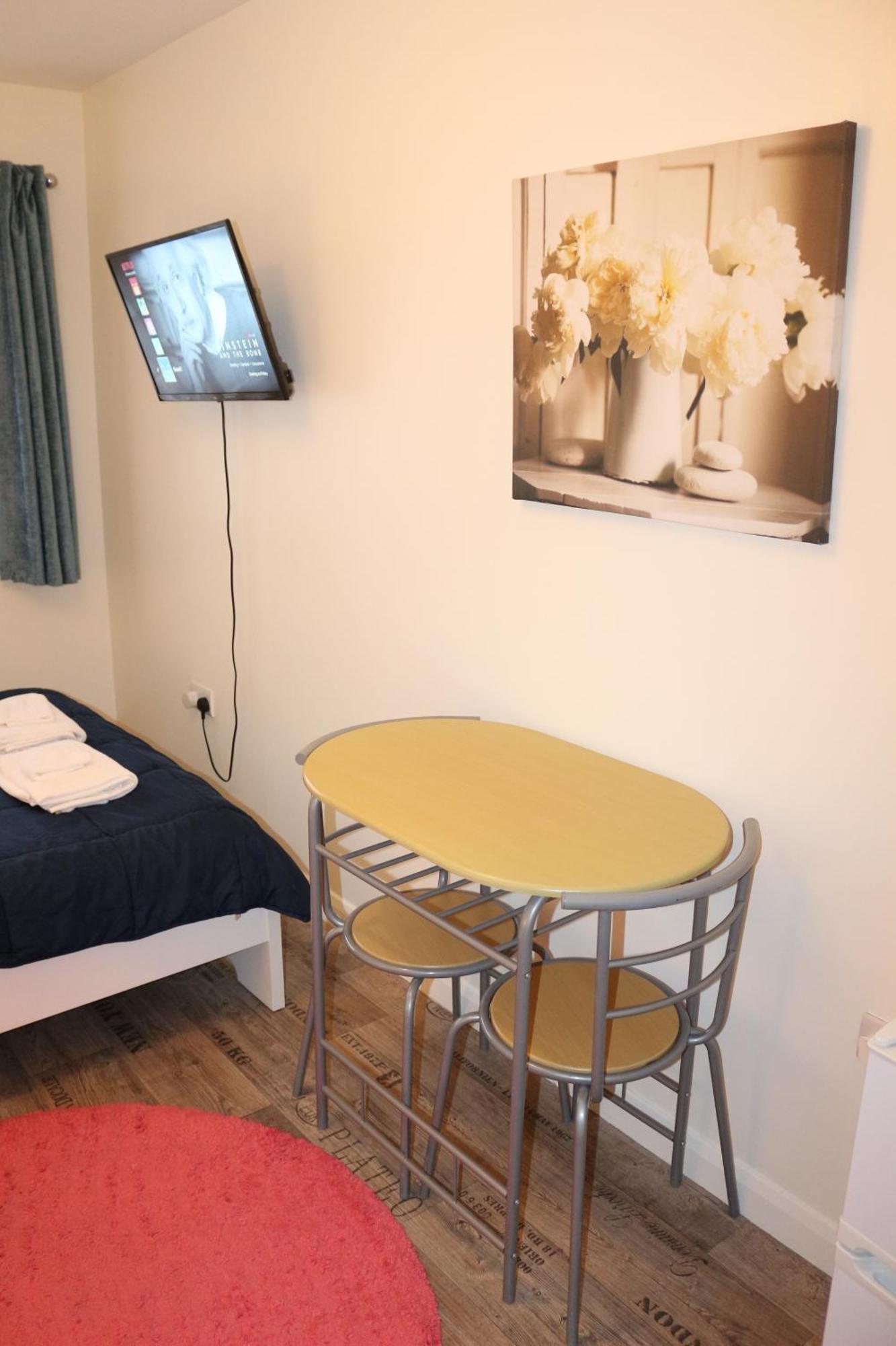 Ensuite Master Bedroom, Private Bathroom, Inside Family Home, Walking Distance To Harry Potter Watford  Exterior photo
