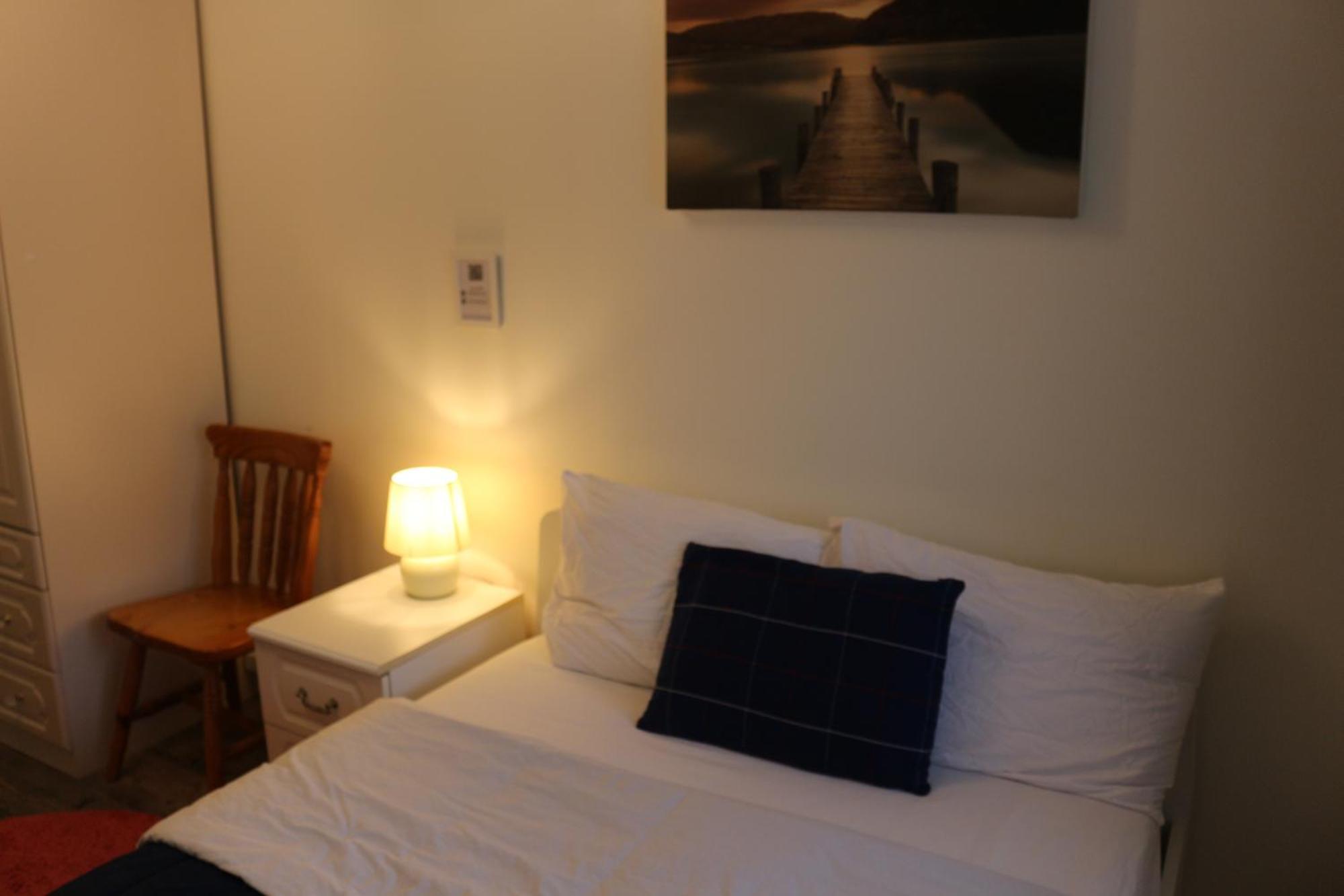 Ensuite Master Bedroom, Private Bathroom, Inside Family Home, Walking Distance To Harry Potter Watford  Exterior photo