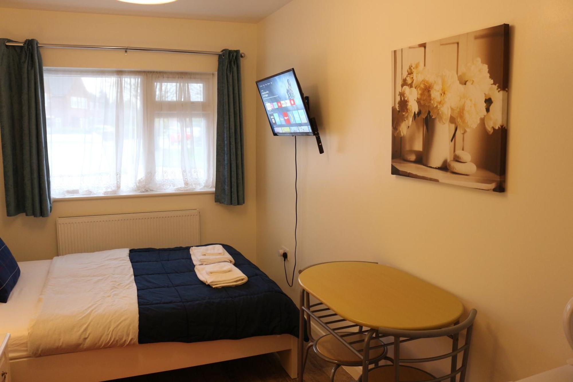 Ensuite Master Bedroom, Private Bathroom, Inside Family Home, Walking Distance To Harry Potter Watford  Exterior photo